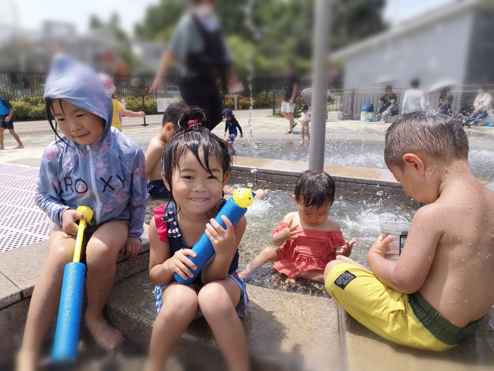 親水広場で遊ぶ子どもたちの写真 